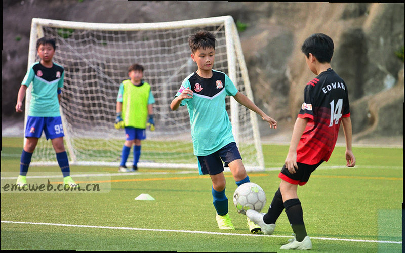电子邮件图标与时间线示意，体现24小时内回复